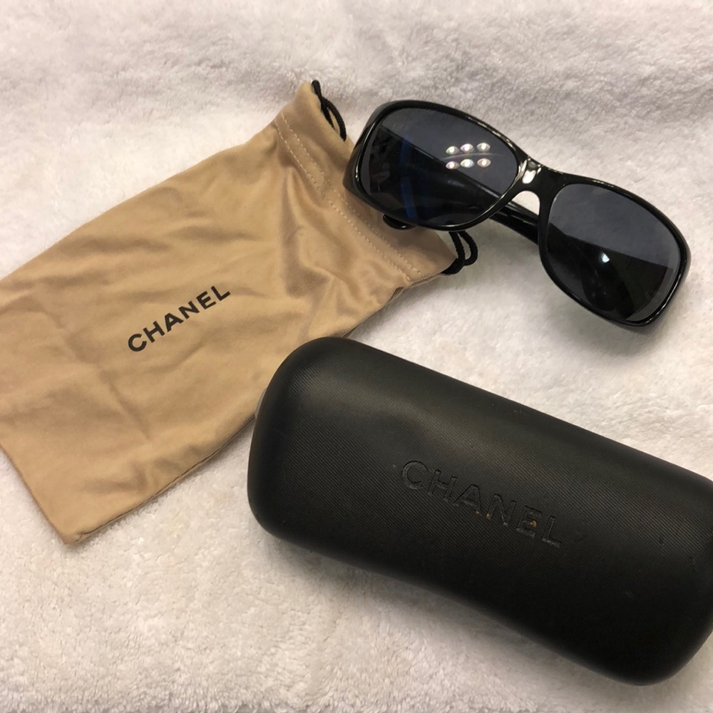 Chanel sunglasses in black with pearl logos